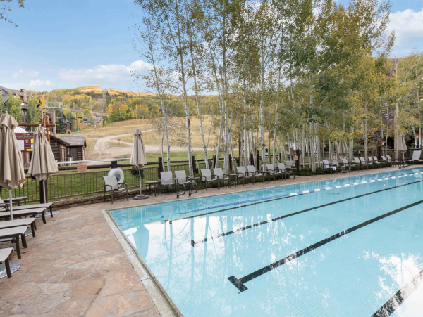 Ski access 300 yards away and access to Ritz Carlton